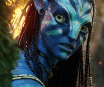 Zoe Saldaña interpreta a Neytiri una Na'vi quien es experta cazadora y eficaz guerrera